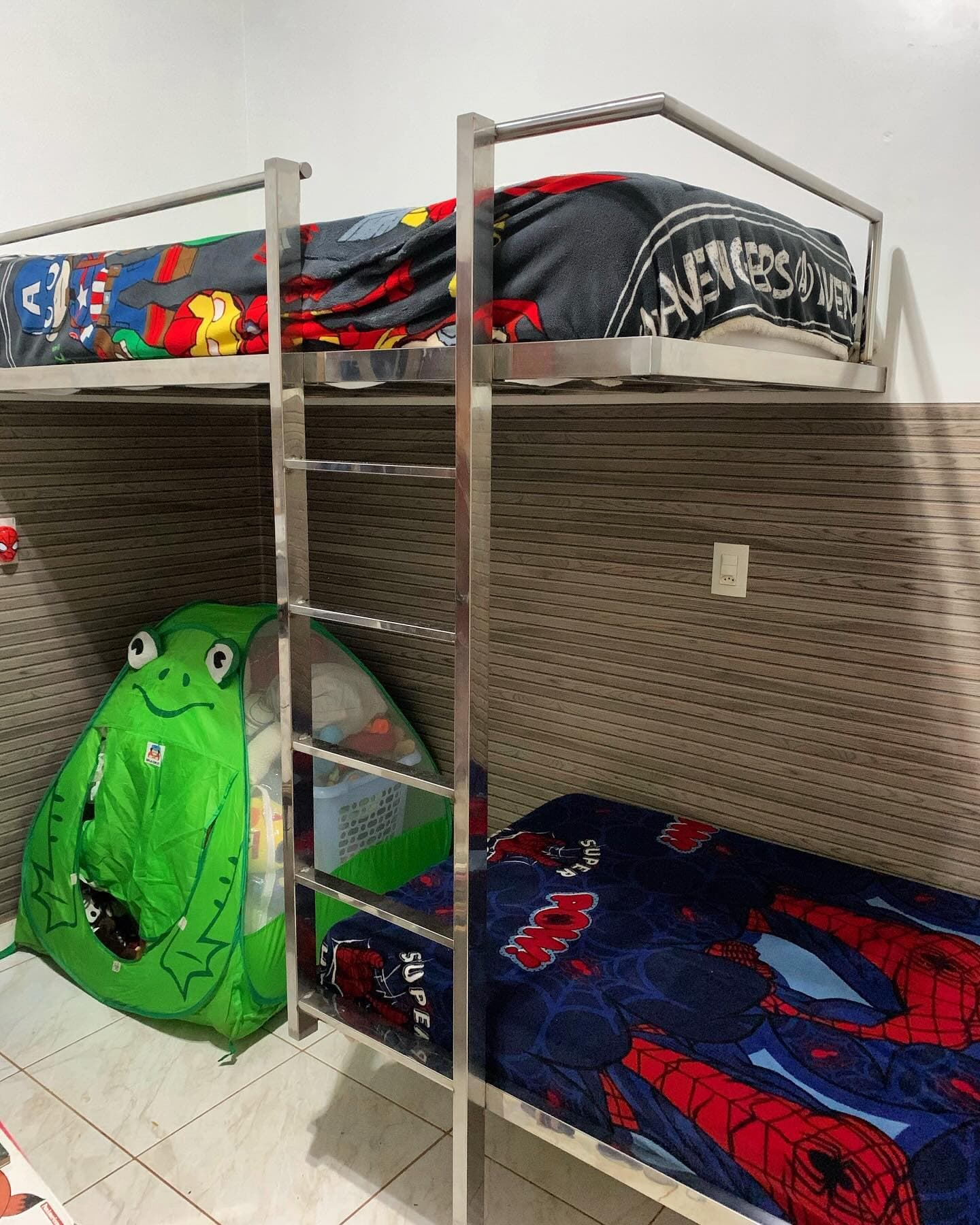 Beliche com estrutura e escada em aço inox polido em um quarto infantil
