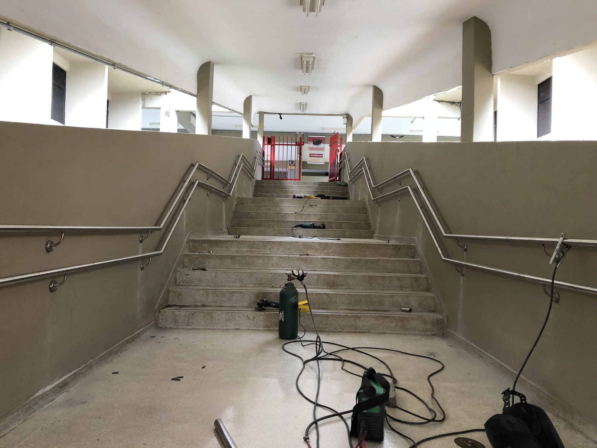 Corrimão duplo em aço inox acompanhando os patamares da escadaria