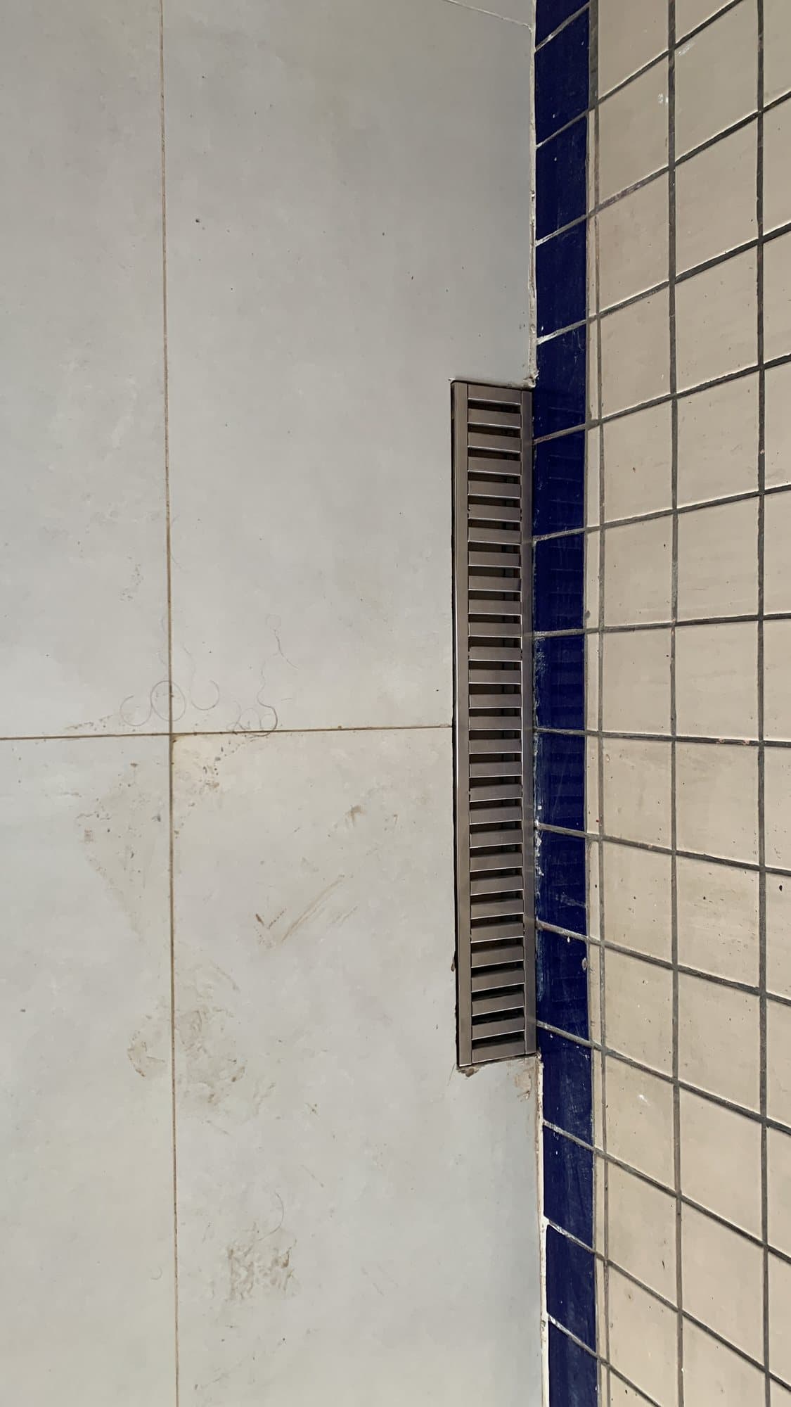 Grelha em aço inox encaixada no rebaixo do piso