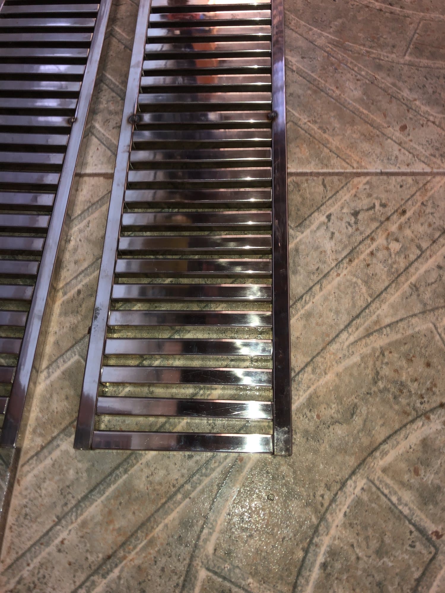 Detalhe do acabamento polido de uma grelha em aço inox
