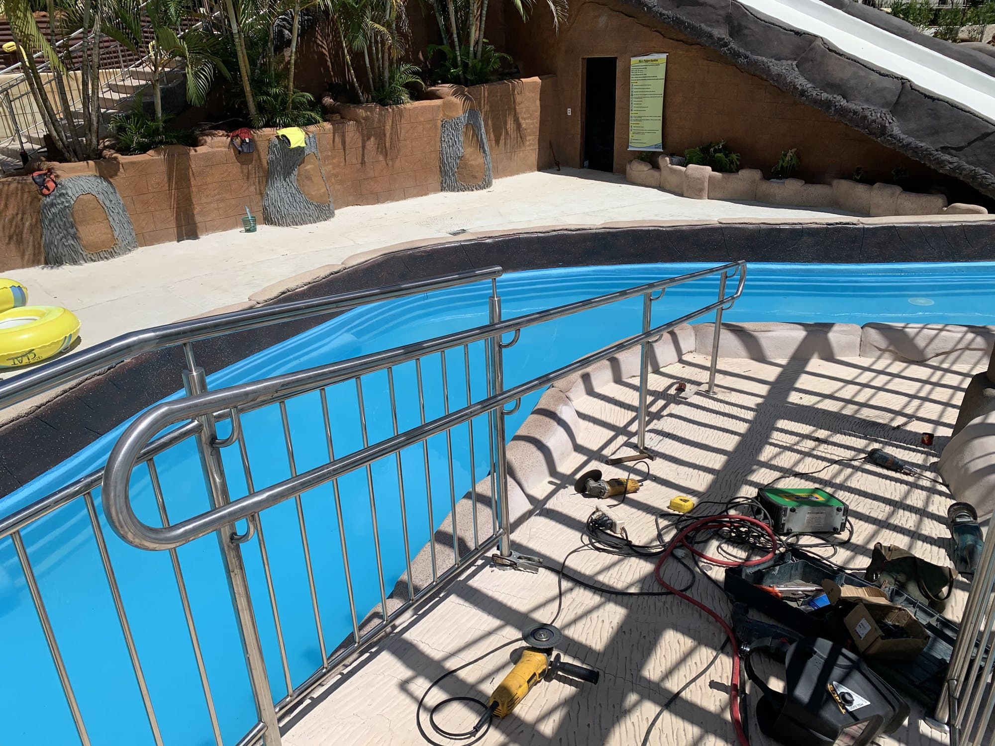 Corrimão em aço inox na borda da piscina durante a instalação