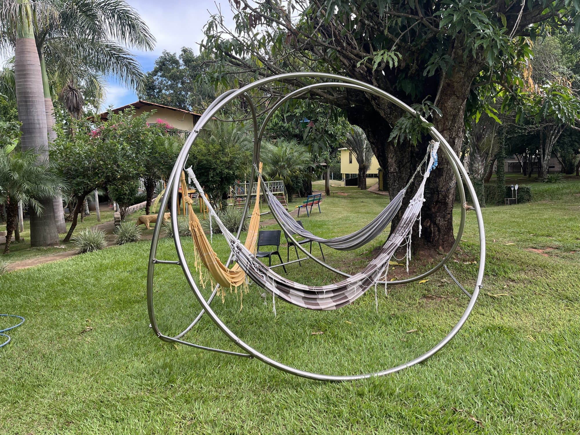 Vista aproximada dos aros em aço inox que sustentam as redes de descanso