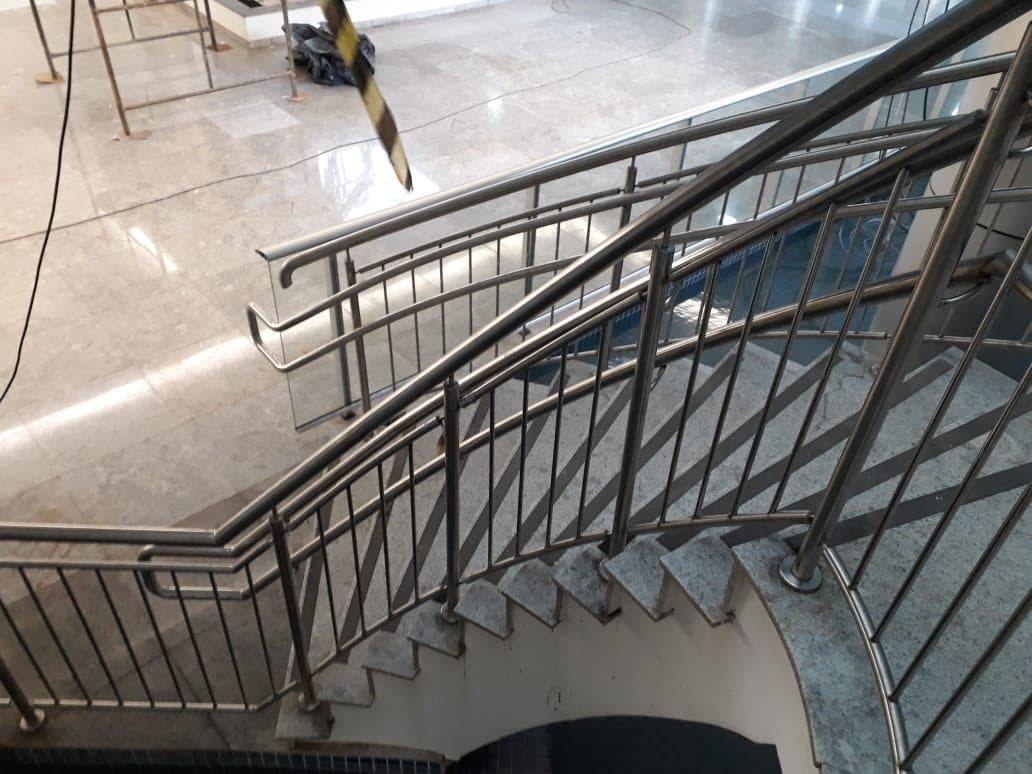 Lance da escada com guarda-corpo em aço inox e corrimão em duas alturas